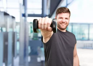 principiante entrenando en el gimnasio por primera vez