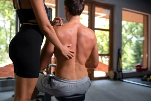 Dolor lumbar: ejercicios correctivos y qué evitar en el gym
